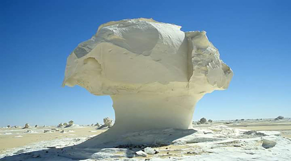 Roccia nel vecchio deserto bianco 