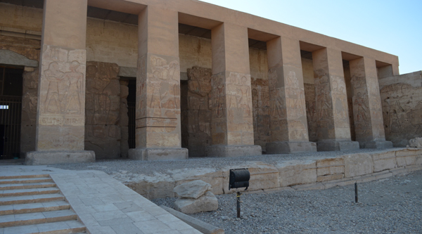 L'ingresso principale al tempio di Seti I ad Abydos 