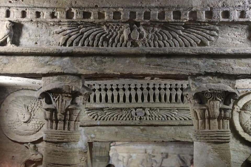 Entrée dans la salle principale des sarcophages des catacombes de Kom al-Choqafa 