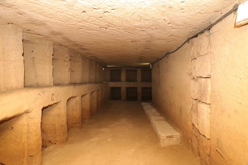 
Salle des loculi dans les catacombes de Kom el-Choqafa