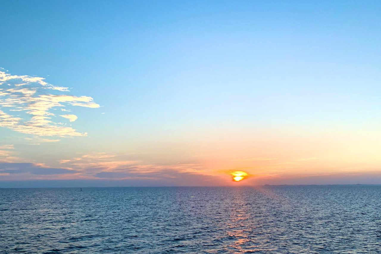 Puesta de sol sobre el lago Naser