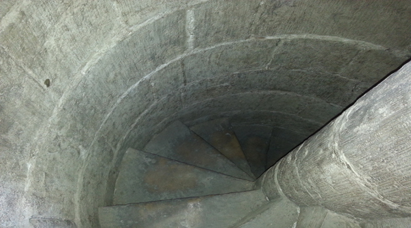  
Escaleras en el interior del alminar de la puerta.