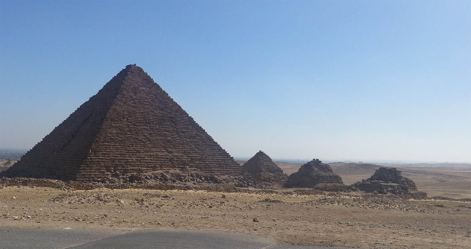 Pirámides de reinas en Giza 