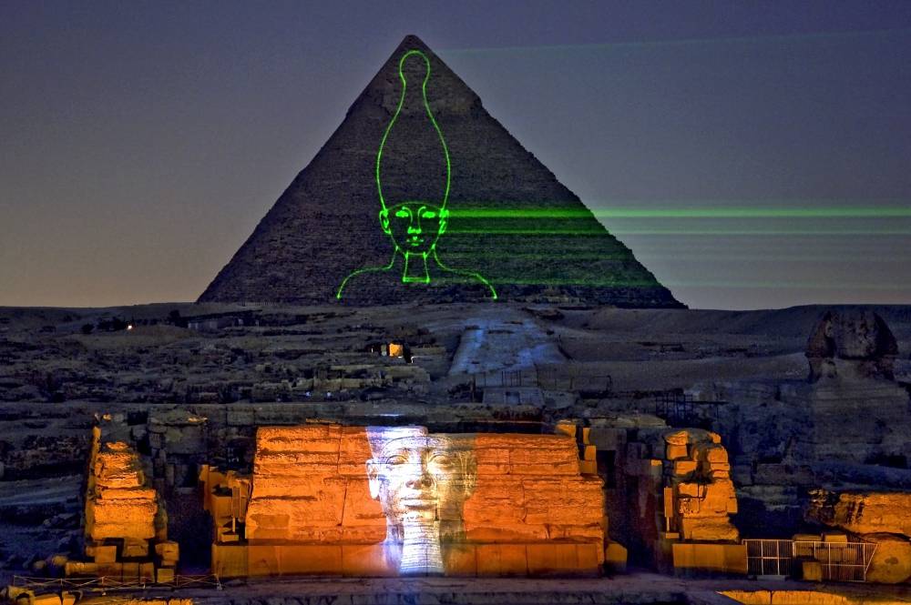 Лазерное шоу и подножия пирамид, Каир