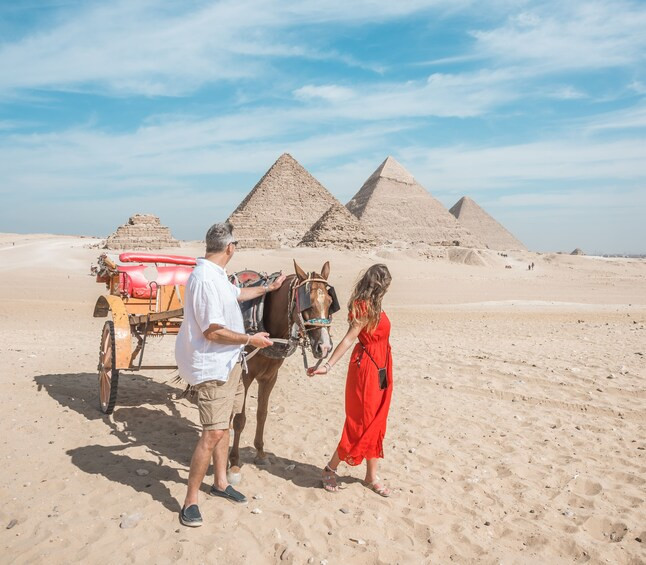 Прогулка в экипаже у пирамид, Каир