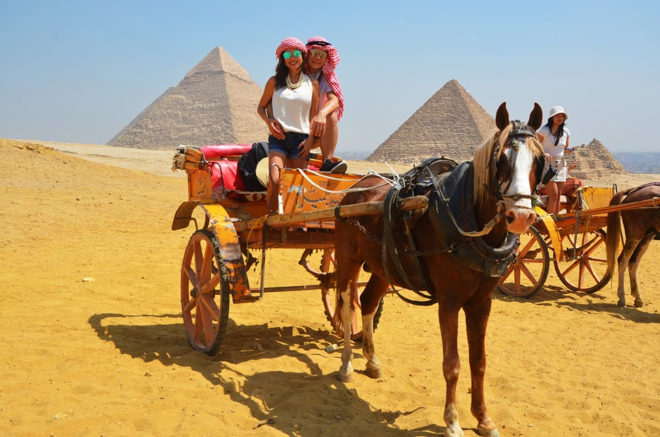 Tour to the pyramids on a horse-drawn local carriage