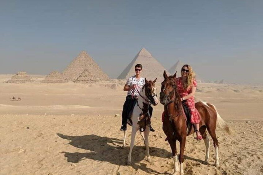 
Horse-drawn carriage tours to the Pyramids