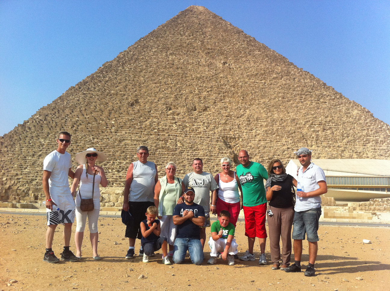 Grupo de turistas del club sharm en la Pirámide de Keops