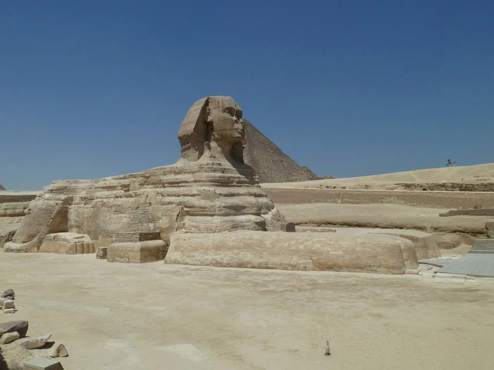 
Большой Сфинкс в Гизе у подножия пирамид