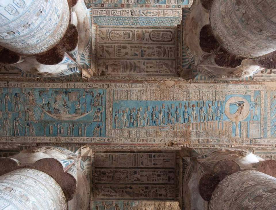 Un beau plafond à l'intérieur du temple Dandara 