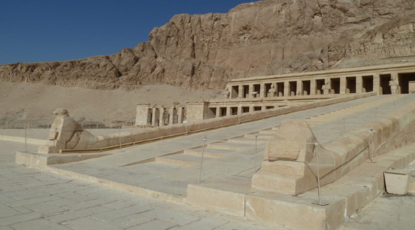 У подножия храма Хатшепсут, Луксор