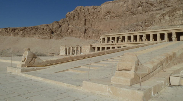 Dio Horus sul fondo del tempio di Hatshepsut 