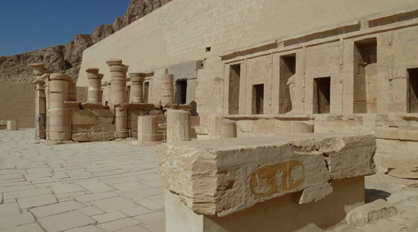 Al pie del templo de Hatshepsut, Luxor 