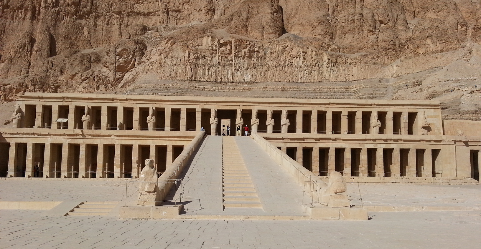 
Ai piedi del tempio di Hatshepsut, a Luxor
