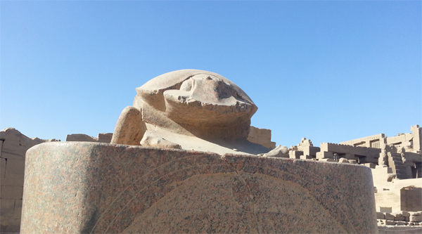 Estatua de escarabajo en Karnak