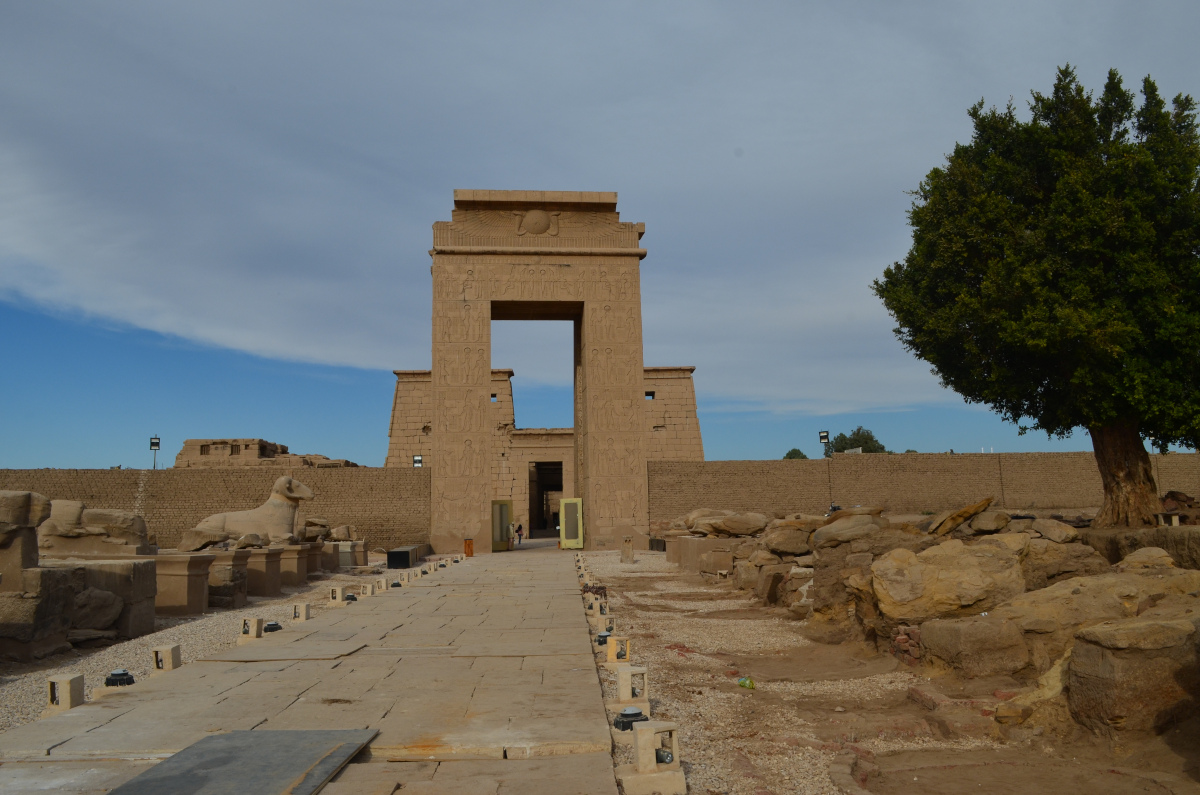 Nouvelle entrée dans le temple de Karnak depuis l'avenue des Sphinx 