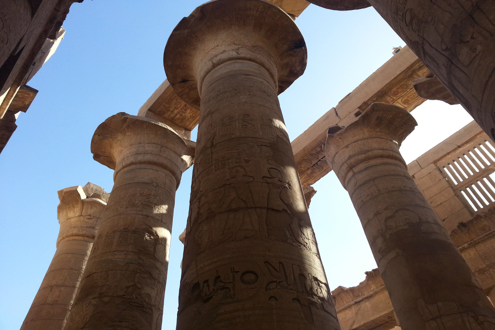 Grande salle hypostyle à l'intérieur du temple de Karnak. 