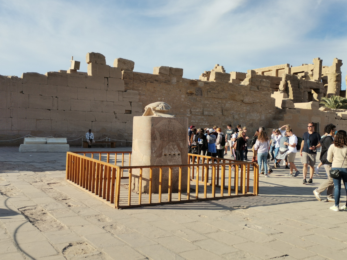 La estatua más grande de Scarab en Egipto, el templo de Karnak 