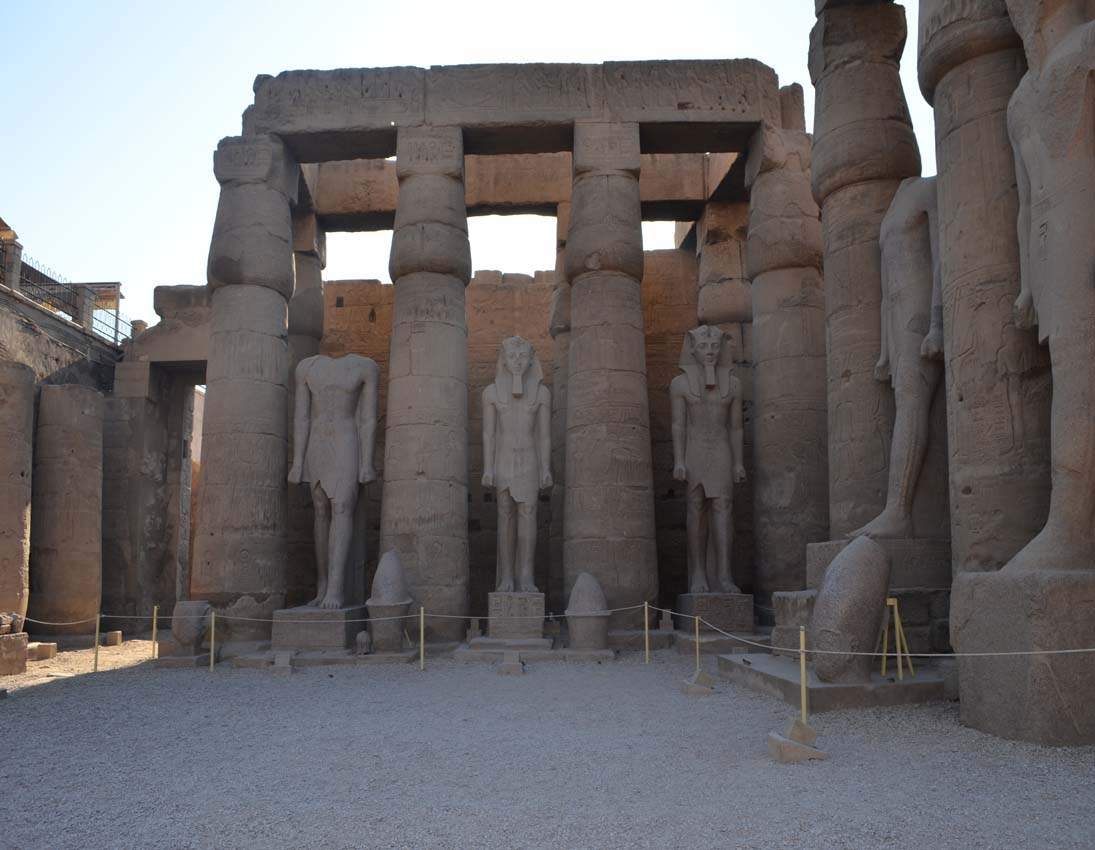 
Colonnade dans le temple de Louxor