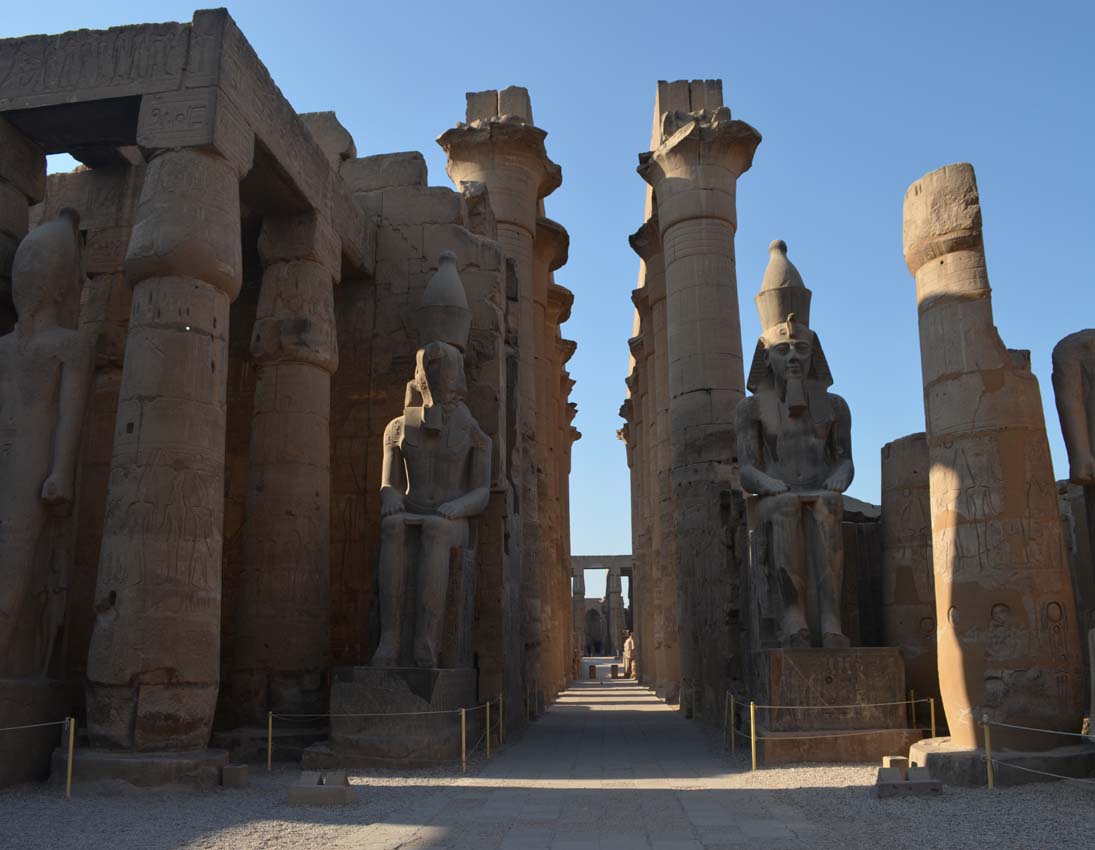 Due gigantesche statue all'interno del tempio di Luxor 