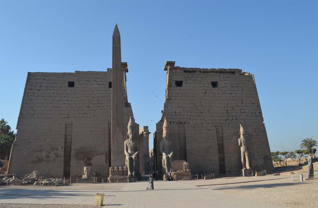 
Les principaux colosses à l'entrée du temple de Louxor