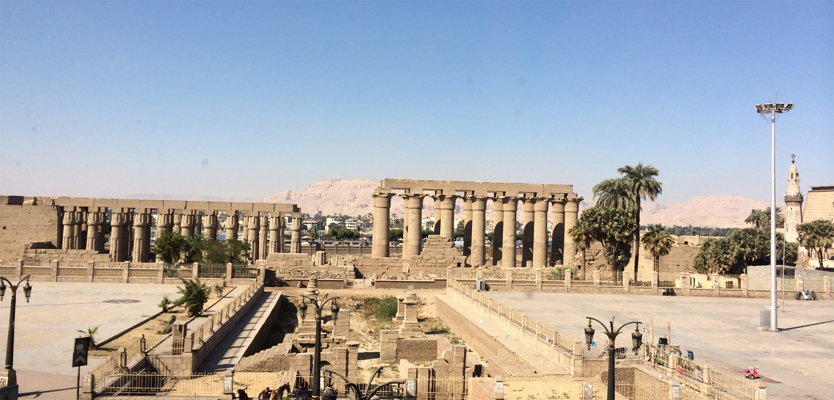 Vue d'ensemble du temple de Louxor depuis la ville 