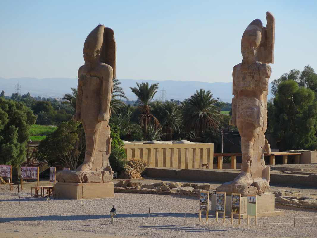 Colossi di Memnone sulla Riva Ovest a Luxor  