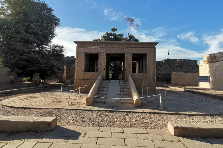 Chapelle d'albâtre au musée en plein air de Karnak.jpg 
