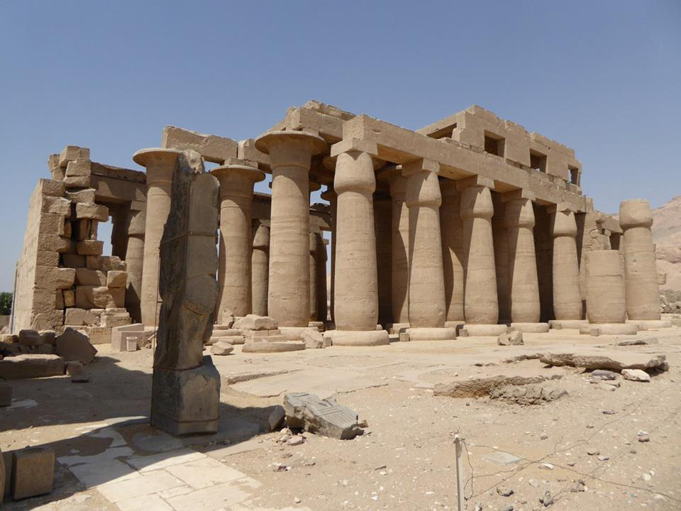 Colonnade dans le temple de Ramsès II 