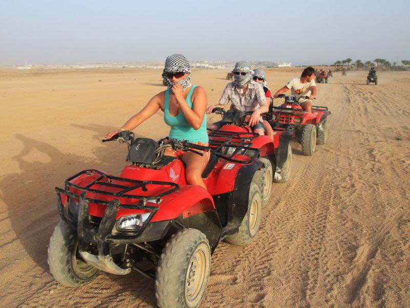 Safari en el desierto en quads con la observación de estrellas en el desierto