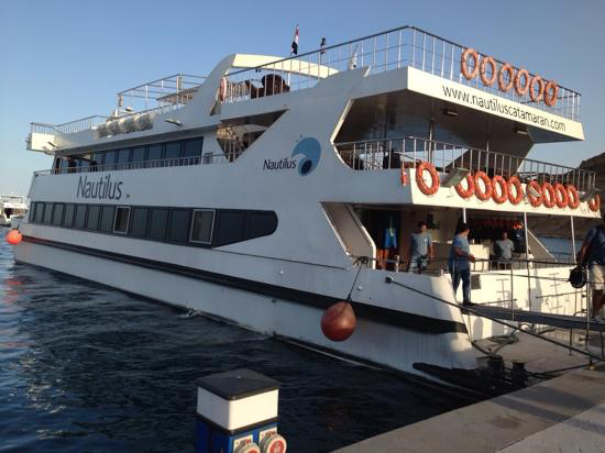 Crucero de lujo por el mar en el catamarán Nautilus en Sharm el Sheikh. 