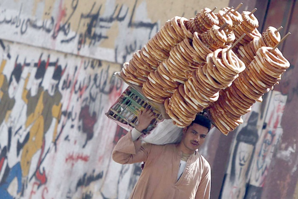  Vendedor de bagels comida callejera en el cairo