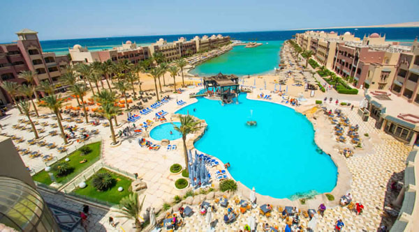 Piscina in un bellissimo hotel a Hurghada 