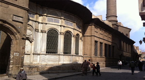  
La calle Al-Muizz bordea la mezquita