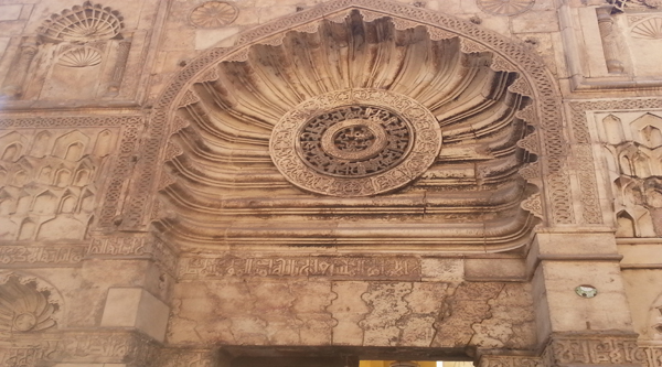 Al-Aqmar mosque central facade