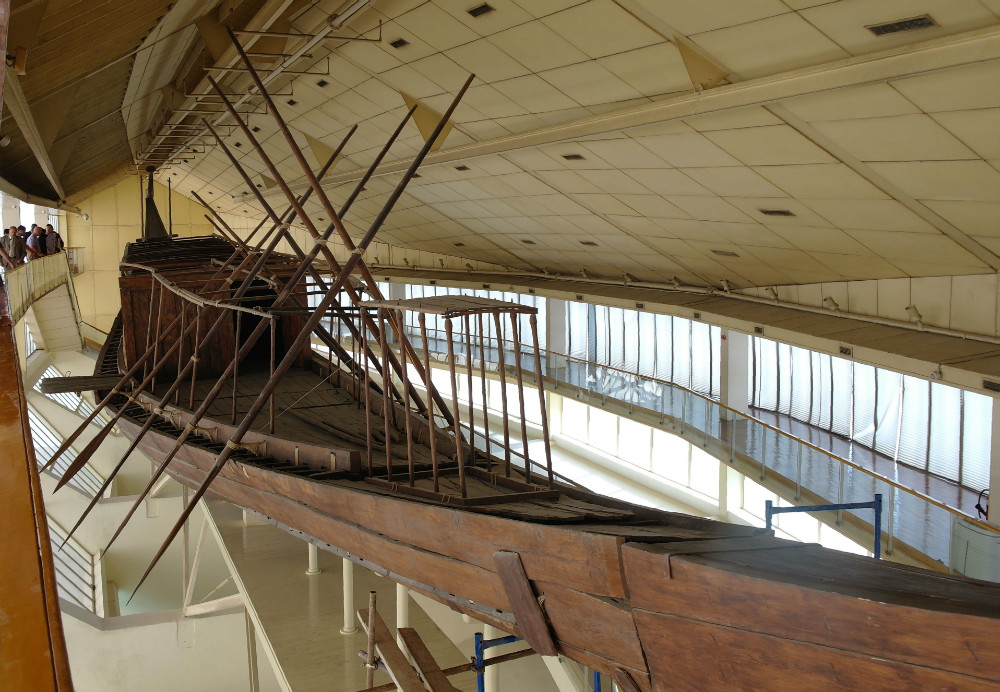 El Museo de la barca de Keops en la parte inferior de las pirámides