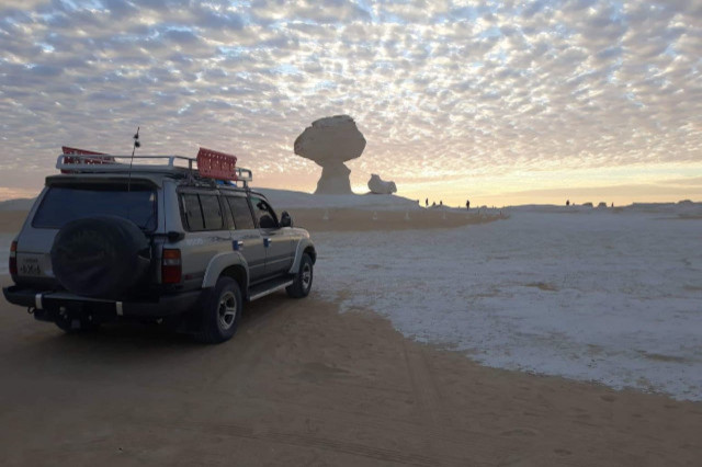 Safari dans le désert blanc en Egypte