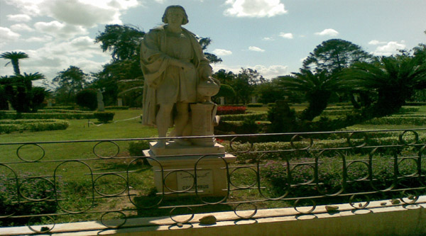  
Estatua de Colón en el jardín