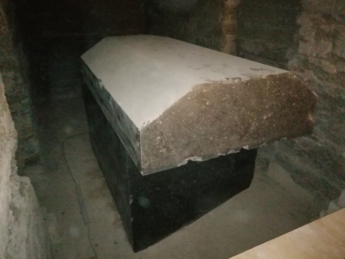 
Обычный саркофаг в Серапеуме 