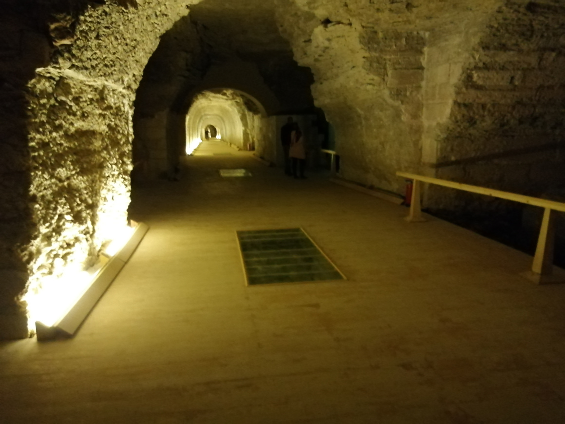 
Внутри катакомб Серапеума 